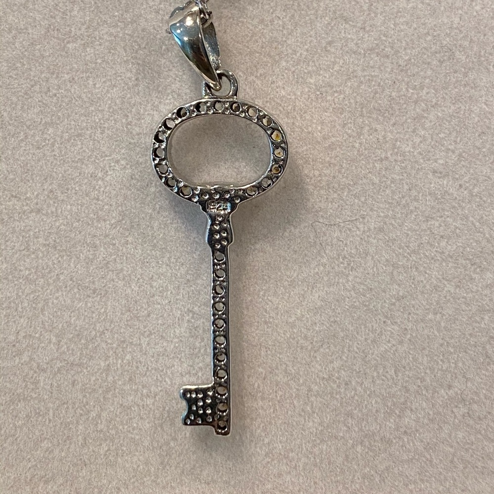 🔹Sterling Silver & Zirconia Key Pendant & Chain - Picture 4 of 8